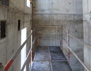 Montagem de andaime dentro de uma caixa de elevador